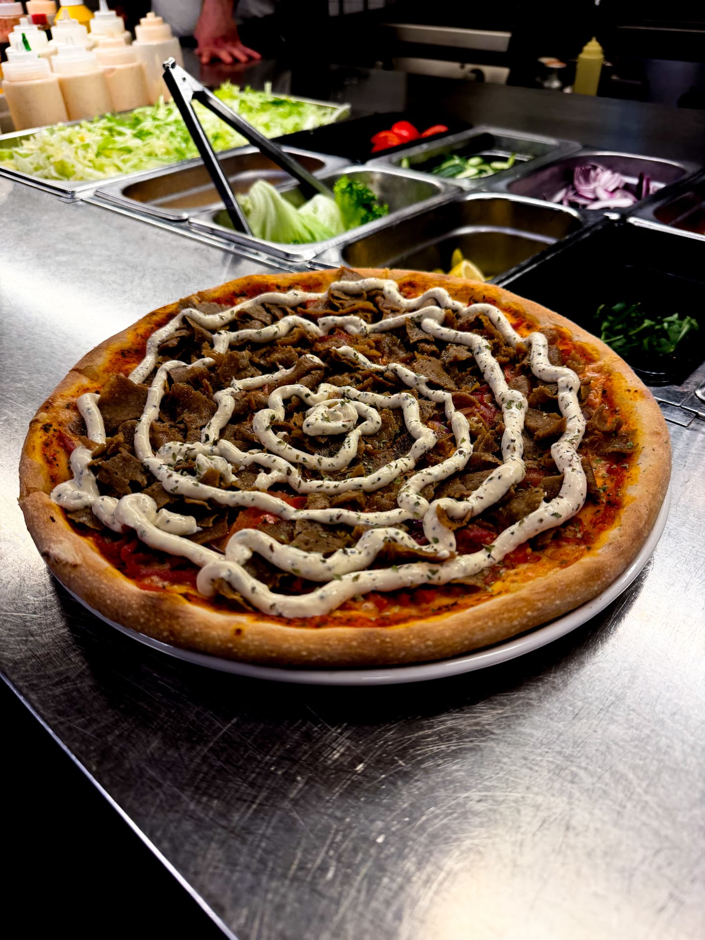 Kebabpizza med kebabkött och sås